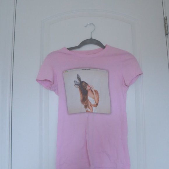 Ariana Grande ‘Dangerous Woman’ Tour Merch T-Shirt - Picture 1 of 3